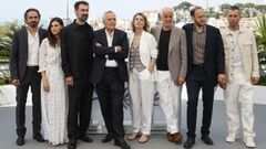El realizador Marco Bellocchio (cuarto por la izquierda), acompa�ado por los actores Pier Giorgio Bellocchio, Daniela Marra, Fabrizio Gifuni, Margherita Buy, Toni Servillo, Fausto Russo Alesi y Gabriel Montesi, en Cannes.