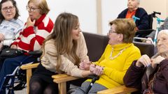 La conselleira de Pol�tica Social e Igualdade, Fabiola Garc�a, visita la residencia de mayores Jos� Otero.