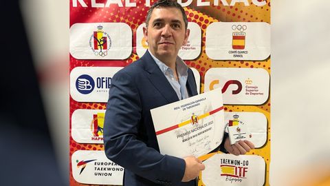 V�ctor Costado posa con el diploma y la medalla.