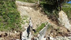 Desprendimientos en el talud del paseo de Caranza, por donde pasa el Camino Ingl�s.