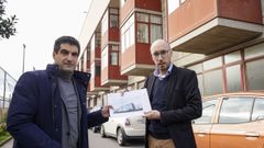 Gabriel Al�n y Jacobo Rey revisaron los planos y el nuevo dise�o junto a una de las fachadas del centro que va a ser remodelada