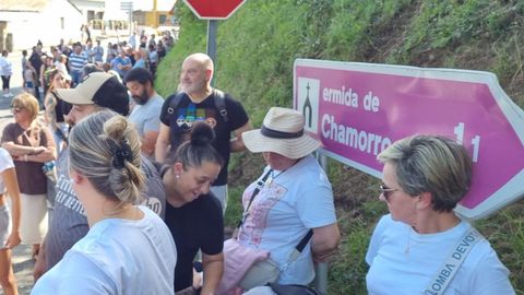 Romeros esperando a la reapertura de del acceso por carretera a Chamorro, tras el incendio forestal.