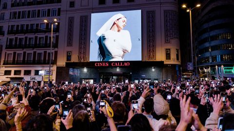 Presentacin de la portada de Lux en la plaza de Callao