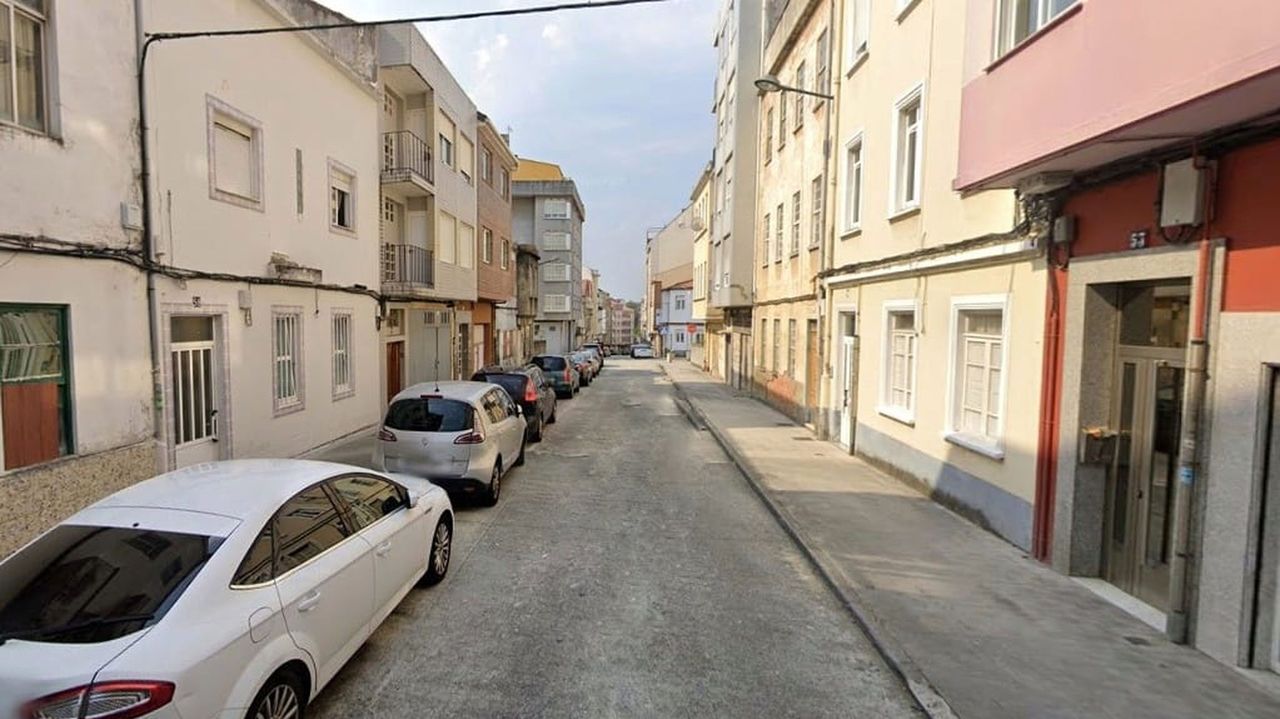 Los Bomberos de Ferrol rescatan a un perro y un gato en un incendio en una vivienda en Ferrol