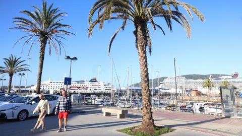 Doble escala de cruceros esta ma�ana en el puerto de Ferrol.
