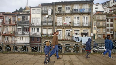 Una familia paseando por Oporto, en una imagen de archivo