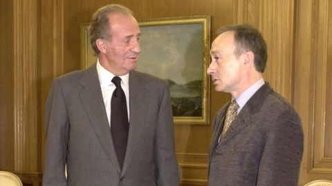 El entonces diputado del BNG, Francisco Vázquez, en la ronda de consultas con el rey Juan Carlos I para la investidura del presidente del Gobierno en el 2000