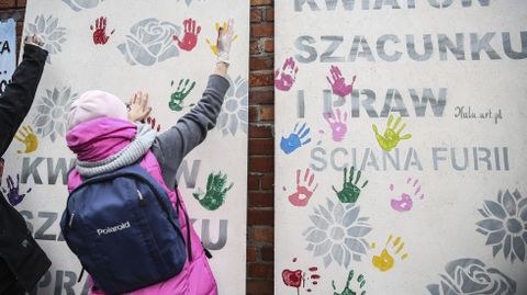 �Muro de la furia�  ante la sede del Partido de Ley y Justicia en Varsovia, Polonia. 