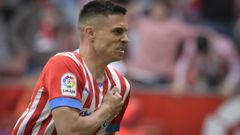El delantero montenegrino del Sporting de Gij�n Uros Djurdjevic celebra su gol, primero para su equipo, durante el derbi asturiano