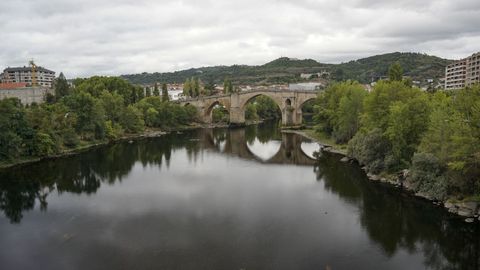 El río Miño, en Ourense, con el puente romano o Mayor al fondo.