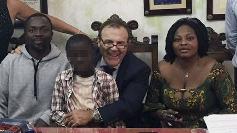 Los padres del ni�o Adou, junto a su abogado, durante una rueda de prensa ofrecida en junio del 2015 para hablar del caso