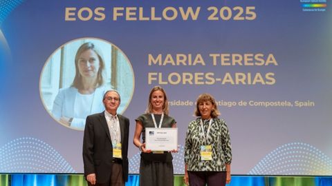 Maite Flores, en el centro, recibiendo el premio EOS Fellow