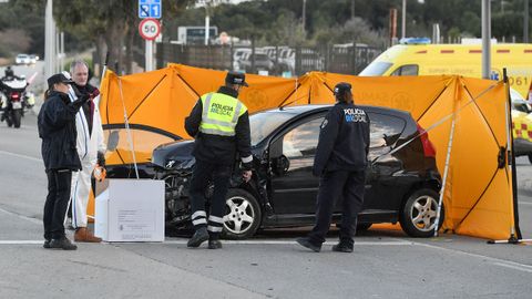 Agentes de la Polica Local de Palma y de la Polica Nacional junto a uno de los coches implicados en el accidente que ha desvelado el asesinato machista de una mujer en la capital mallorquina