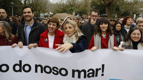 La candidata a la Presidencia de la Xunta por Sumar, Marta Lois (de rojo, a la izquierda), llevaba una pancarta junto a la lder estatal del partido y ministra de Trabajo, la ferrolana Yolanda Daz (de blanco) en la manifestacin en defensa del mar gallego