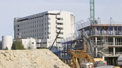 El hospital Montecelo, al fondo, con el nuevo edificio que est� en construcci�n en Pontevedra