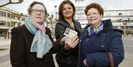 Elvira Corredoira, Mar�a Eir�s y Sof�a Gerpe, ayer a mediod�a, reunidas en la Praza do Concello. 