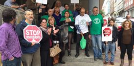 Un momento de la concentraci�n realizada ayer en las puertas del Palacio de Justicia. 