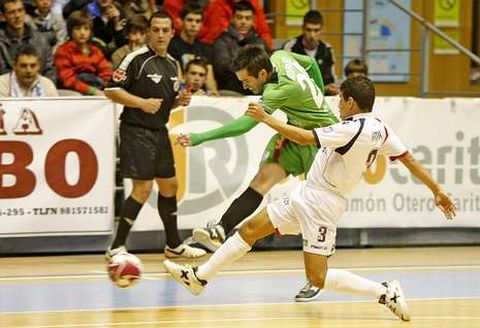 El ahora interista Rafael y Hamza en un lance del partido de la pasada campa�a en Sar.