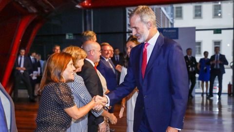 La alcaldesa de A Corua, Ins Rey, y el rey Felipe VI, durante el acto de presentacin del Ao Picasso.