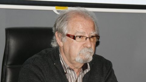 Manuel Mart�n Bueno, en una conferencia en Fisterra.
