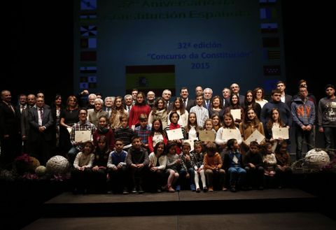 <span lang= es-es >La tradicional foto de familia</span>. Como es habitual, el acto en homenaje a la Constitucin Espaola concluy con el posado de todos los premiados. As, compartieron escenario los escolares, los distinguidos por la subdelegacin del Gobierno, los miembros del jurado y diferentes autoridades que acudieron a la cita del seis de diciembre, en el Auditorio de Ourense. 