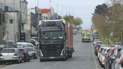 El polgono de O Ceao recupera la actividad del transporte en un da sin piquetes