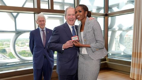 Michelle Obama, con George W. Bush. Detr�s, Bill Clinton 