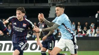 El futboista del Celta Mat�as vecino, durante el partido frente al Olmypique de Lyon.