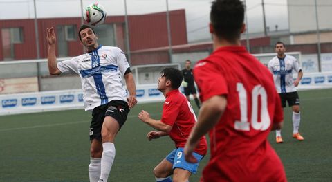 La zaga valdeorresa se mostr� s�lida en todo momento para vencer en Carballo. 