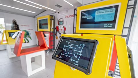 Im�genes de la instalaci�n que Incibe realiz� hace dos semanas en Vilagarc�a para informar sobre ciberseguridad