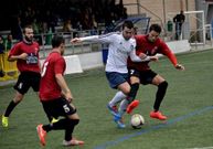El delantero dumbri�s Marcote intenta eludir a un rival. 