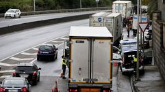 Foto de archivo de un control de Tr�fico a camiones en los accesos a la autopista AP-9