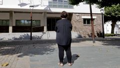 María, ante el Concello de Carral.
