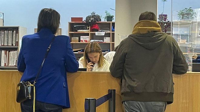 Una administrativa atiende el tel�fono en un centro de salud de Vigo