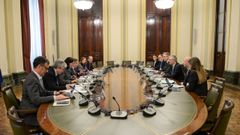 A la izquierda, la delegacin del Ministerio de Agricultura, Pesca y Alimentacin encabezada por Luis Planas, reunida en Madrid con la de Dinamarca, con el ministro Jacob Jansen al frente 