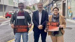 V�ctor Loira, el m�dico Daniel Carpio y �ngela Paz, con los carteles de la campa�a