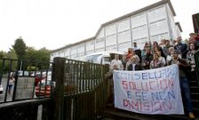 Los padres del colegio de Vite seguir�n con sus protestas por la falta de personal. 