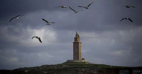 La Torre de H�rcules, en un d�a de cielos nublados.
