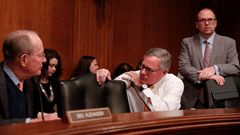 El senador Richard Burr se dirige al presidente del  Comit� de Salud del Senado antes de una audiencia para discutir c�mo responder al coronavirus