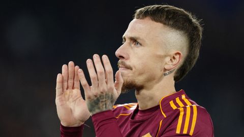 Angeli&ntilde;o aplaudiendo a su afici&oacute;n durante un encuentro con la Roma
