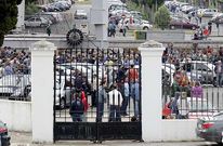 Los operarios -en la foto, en una movilizaci�n interna- se concentraron frente a la directiva. 