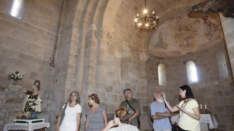 Una visita guiada a la iglesia románica de San Miguel de Eiré, en Pantón, que también está incluida en las rutas programas para este verano