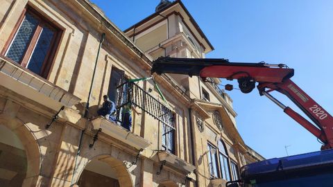Las barandillas del Ayuntamiento de Oviedo vuelven a su lugar