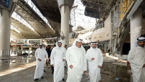 El primer ministro kuwait�, Sheikh Ahmad al-Abdullah al-Sabah, inspeccionando los da�os tras un ataque al Aeropuerto Internacional de Kuwait a principios de junio.