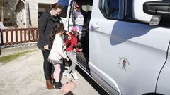 Un taxi se encarga de llevar y traer a los alumnos del CRA de Ribadumia que lo necesitan