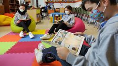 Alumnos de primaria del colegio Maristas de Lugo en la biblioteca durante la pandemia