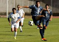 Los futbolistas del Club Lemos han convertido el campo de A Pinguela en un fort�n.