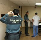 Agentes ayer en el local vecinal de Trasbar. 