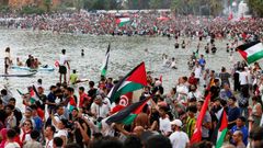 Miles de personas, este mircoles en el puerto de Sidi Bou Said, en Tnez, esperando para despedir a la Flotilla.