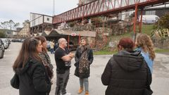 Trabajadores de Sargadelos ante la fbrica tras ser desalojados de sus puestos de trabajo